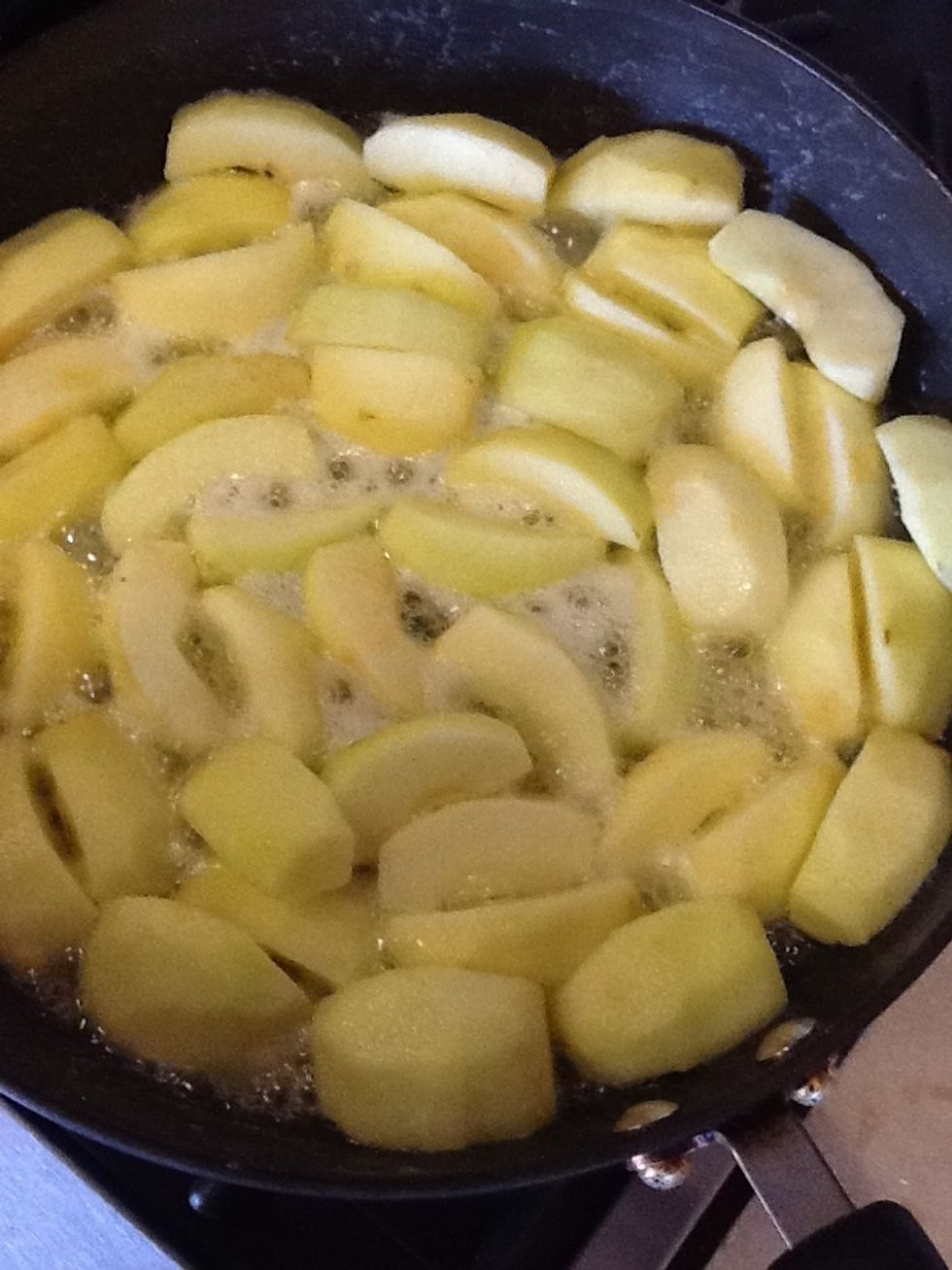 Faire cuire les pommes pendant 18 minutes \u00e0 feu vif