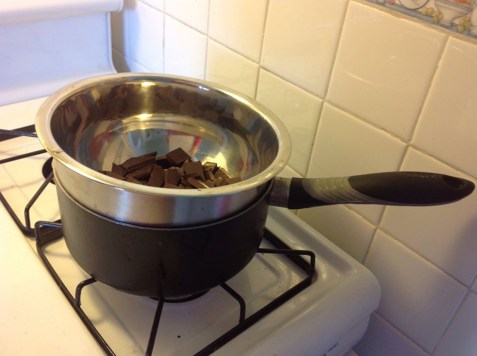 Faire fondre le chocolat au bain Marie.
