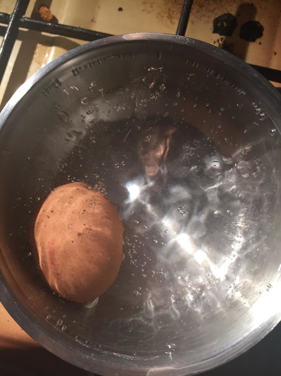 Faites bouillir de l'eau. Cuisez-y l'\u0153uf pendant 5 minutes.