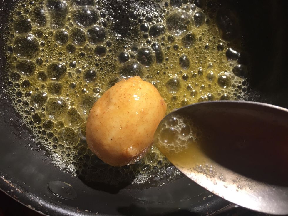 Faites fondre le beurre dans une po\u00eale. Frire l'\u0153uf pendant environ 2 minutes en l'arrosant r\u00e9guli\u00e8rement de beurre. \u00c9gouttez l'oeuf sur du papier absorbant. Salez, poivrez et servez chaud.