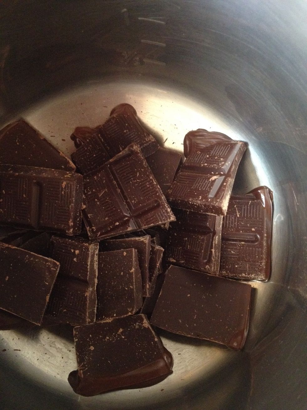 Faites fondre le chocolat au bain-marie dans une casserole \u00e0 bain-marie ( vous pouvez utiliser 2 casseroles en pla\u00e7ant une petite dans une grande \u00e0 demi rempli d'eau)