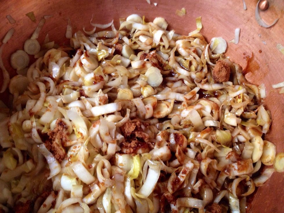 Faites suer les endives dans le beurre, puis ajoutez la vergeoise.