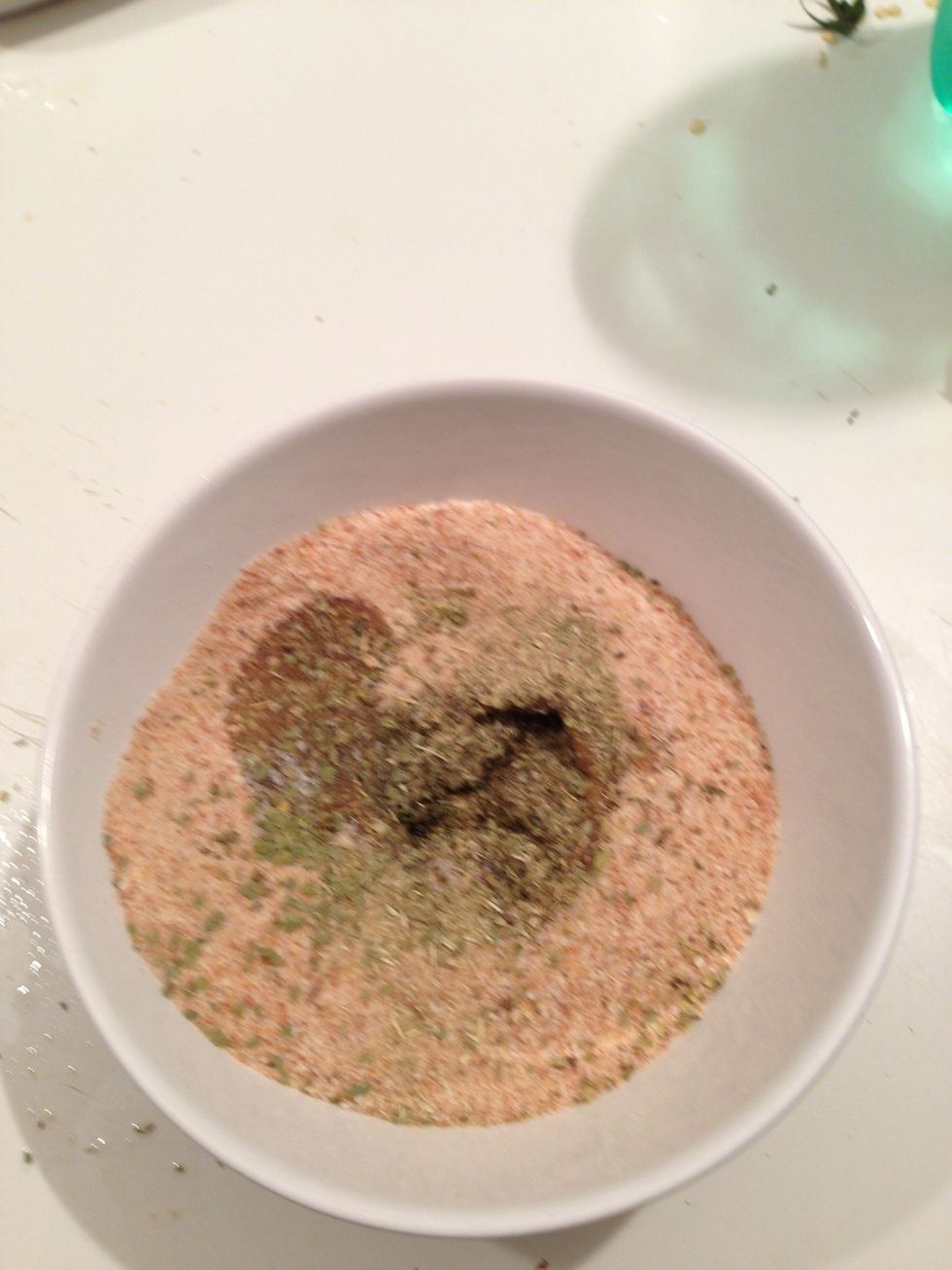 Fare un crumble con pan grattato, olio, origano, sale, pepe, finocchietto e timo.   Make a mediterranee crumble