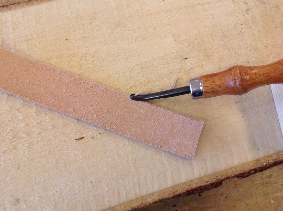 Fasa av kanten med ett kantj\u00e4rn. Var noga med att h\u00e5lla kantj\u00e4rnet i 45 graders vinkel.