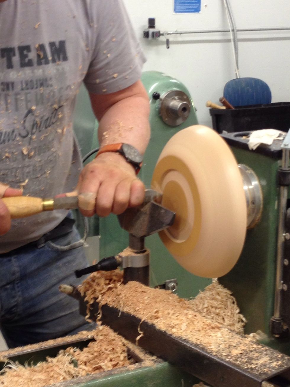 Fasa foten s\u00e5 att den \u00e4r bredare l\u00e4ngst ner eller f\u00f6rdjupningen s\u00e5 att den \u00e4r bredast l\u00e4ngst in. Detta f\u00f6r att chucken ska f\u00e4sta bra.