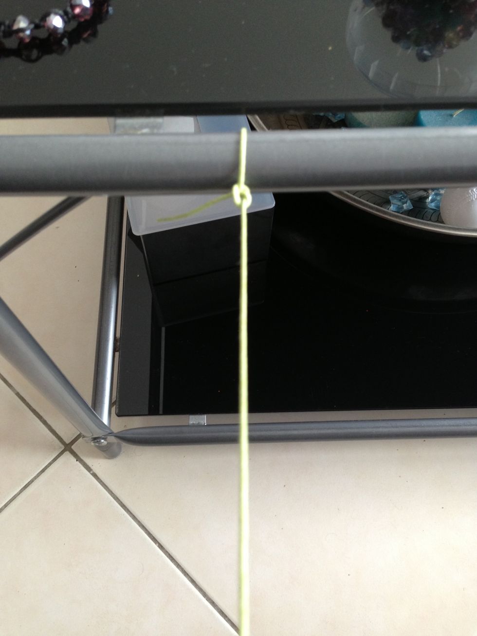 Fasten the rope at one end. Like this.