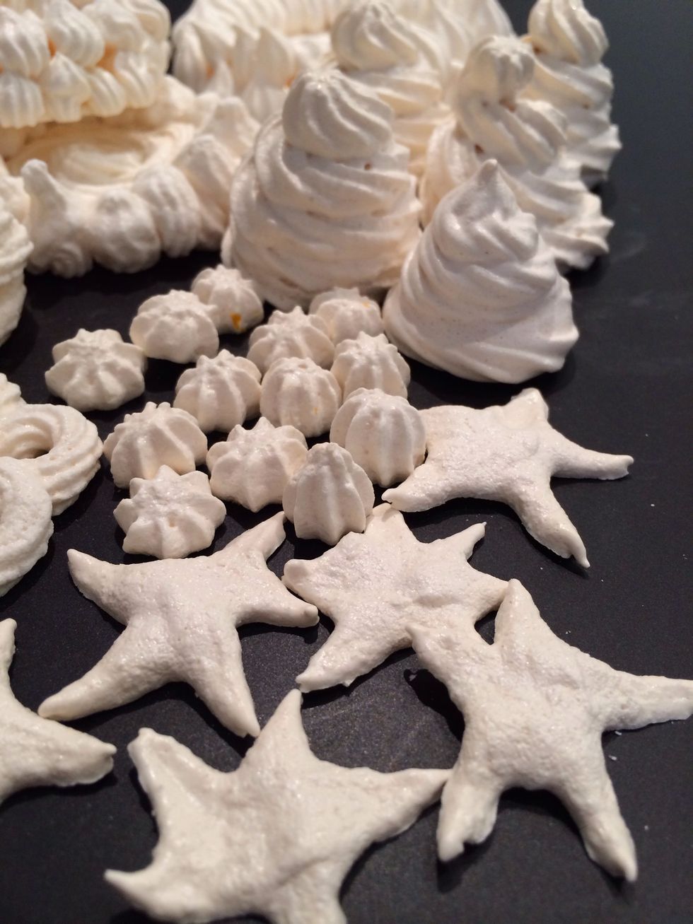 Few Christmas decoration stars and small Christmas trees, flowers and cups to fill with anything you like. These keep for at least ten days in a closed box. Don't put in the fridge