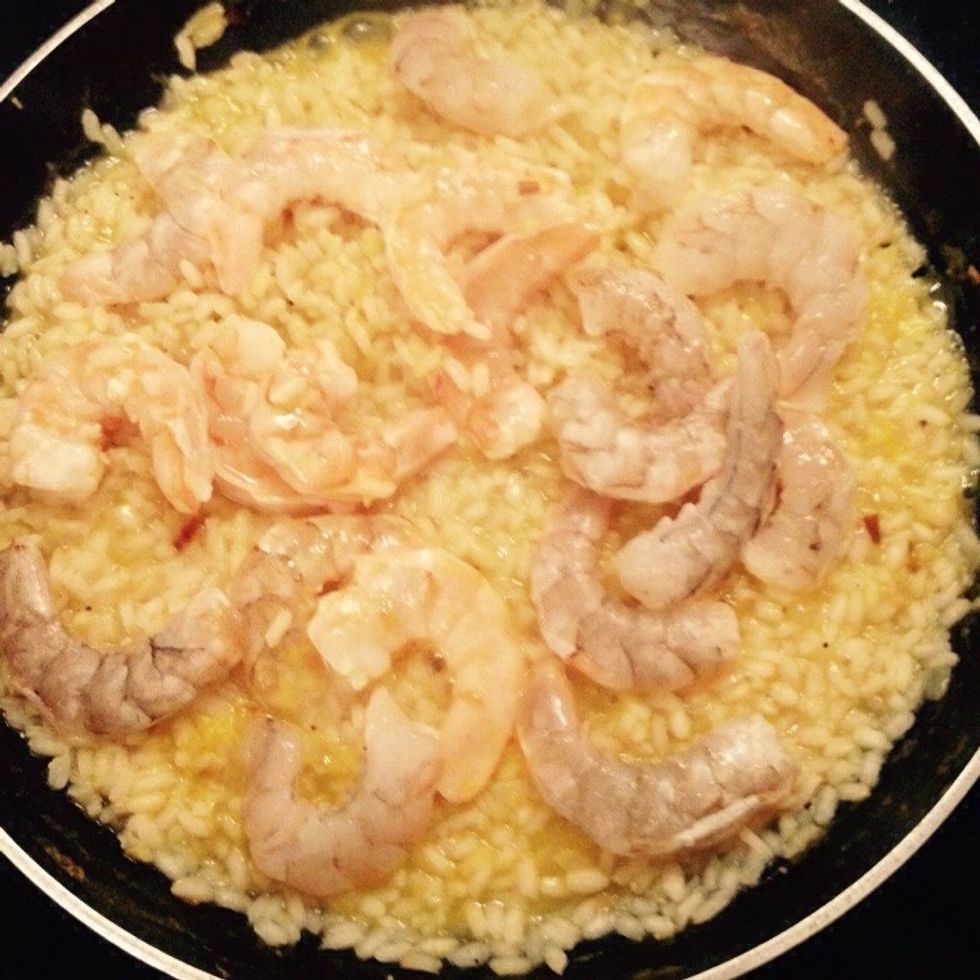 Few minutes before the rice is done, add the peeled raw prawns to it.