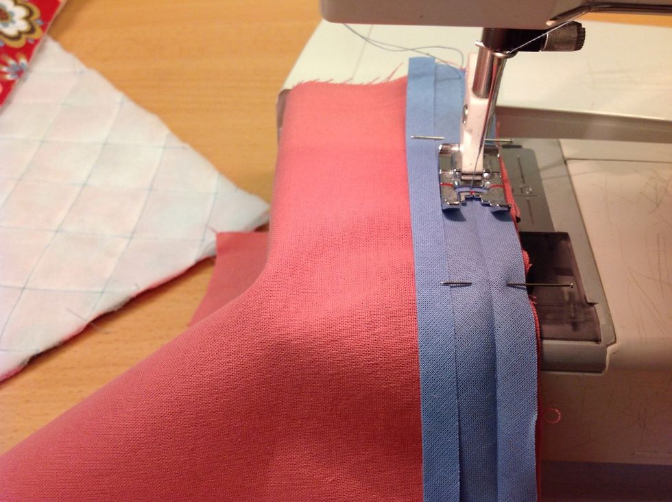 Ficka. Klipp till en ficka lika bred som necess\u00e4ren och s\u00e5 djup som du vill ha den t\u00e4nk p\u00e5 att det f\u00f6rsvinner lite i botten. Klipp till en snedremsa och sy fast i fickans \u00f6verkant, se bilden.