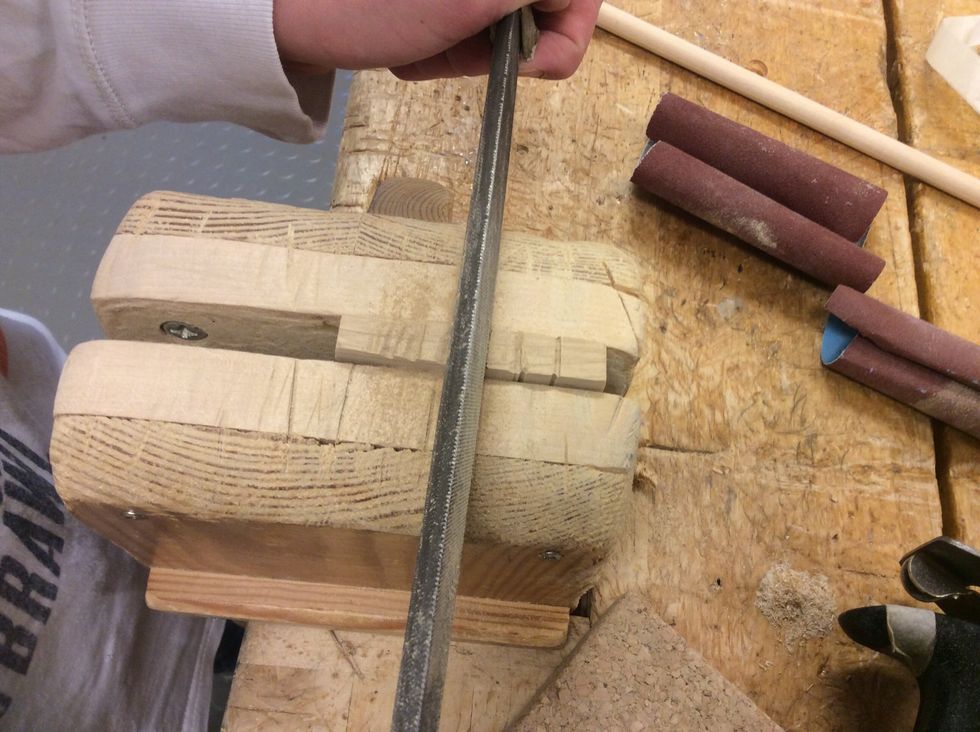 Fila in de m\u00f6nster du vill ha med kanten p\u00e5 en halvrund fil