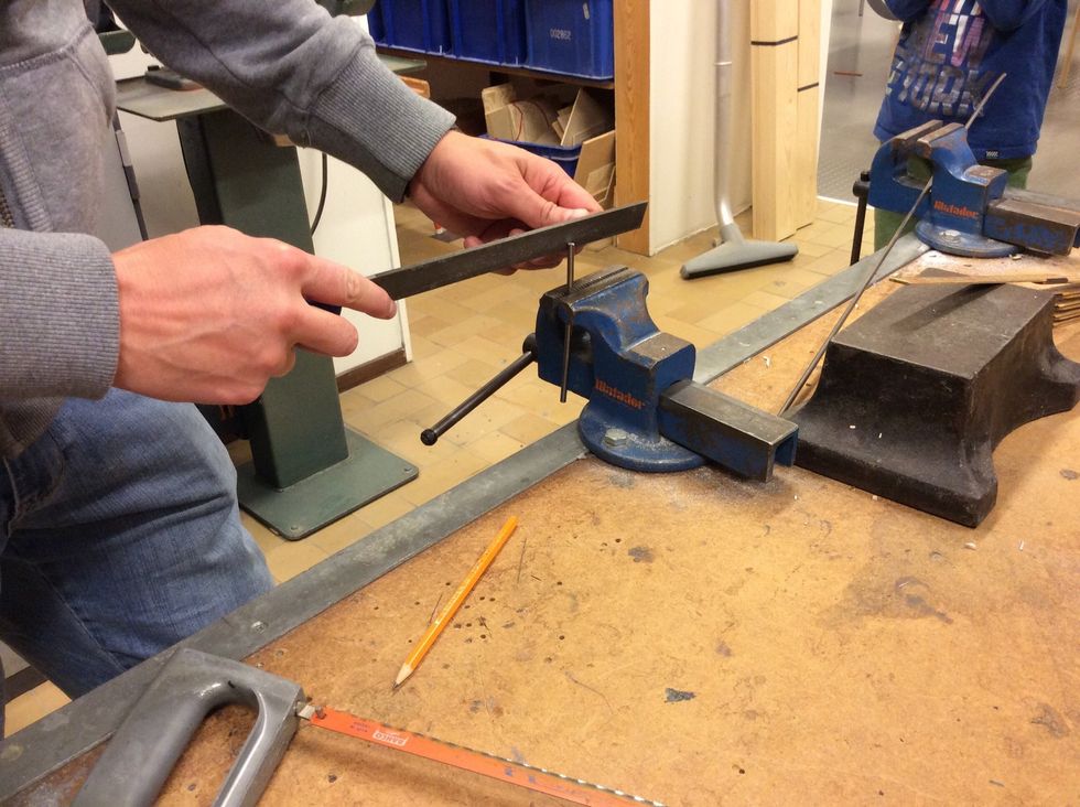 Fila kanterna med en engradig fil.