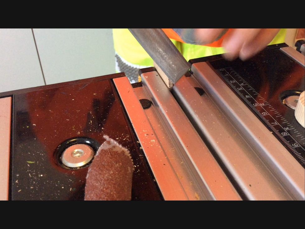 Fila och eventuellt raspa biten fin. (Gl\u00f6m inte sandpapper)