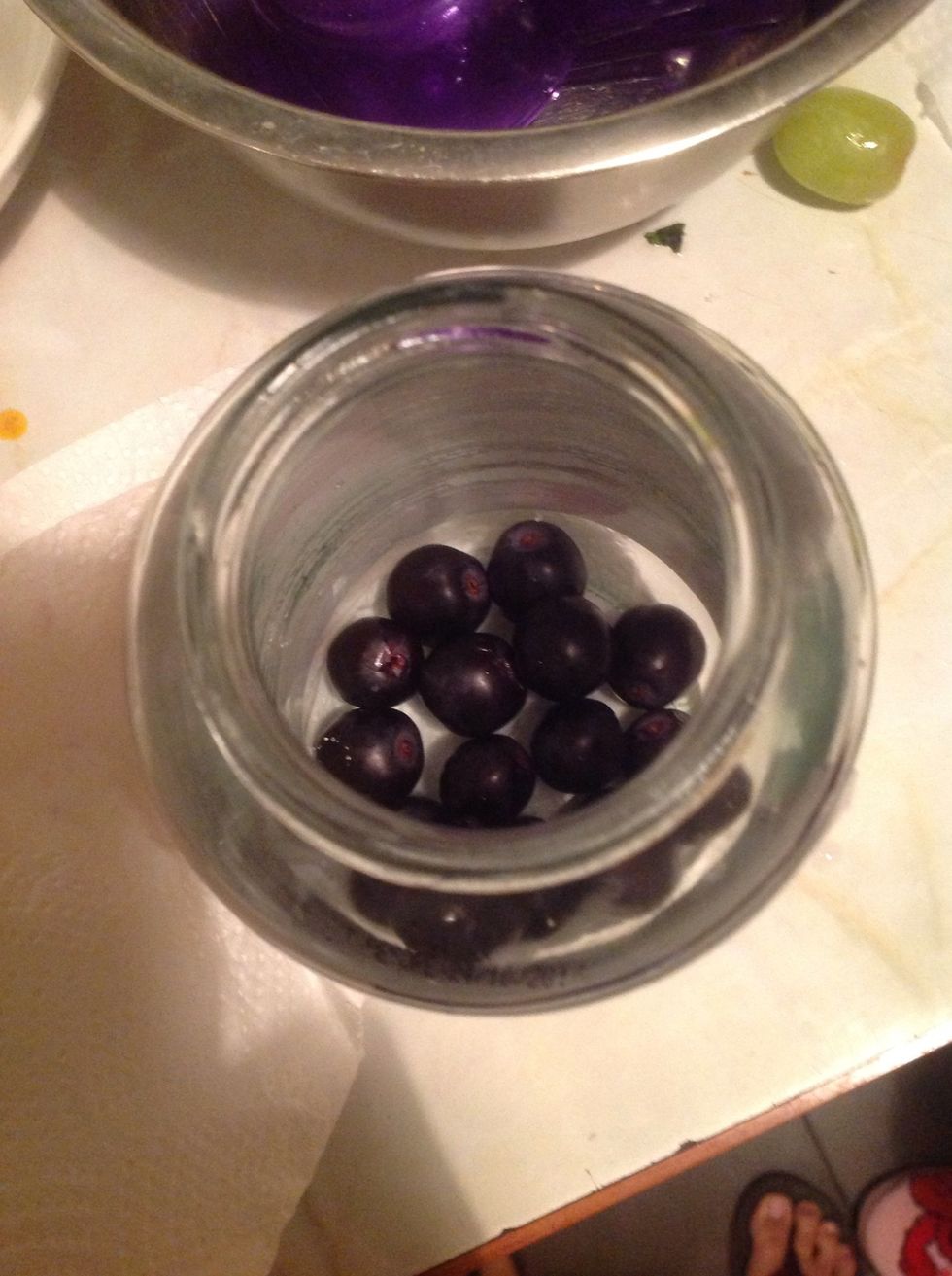 Fill 1 layer of grape in the bottom