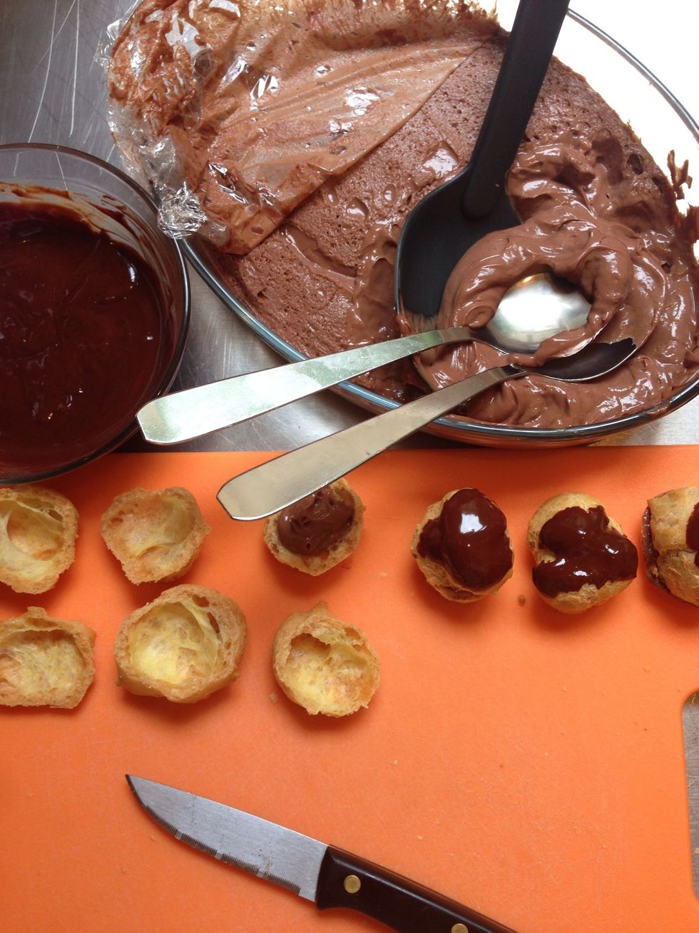 Fill, dip the top in the glaze. And let it set