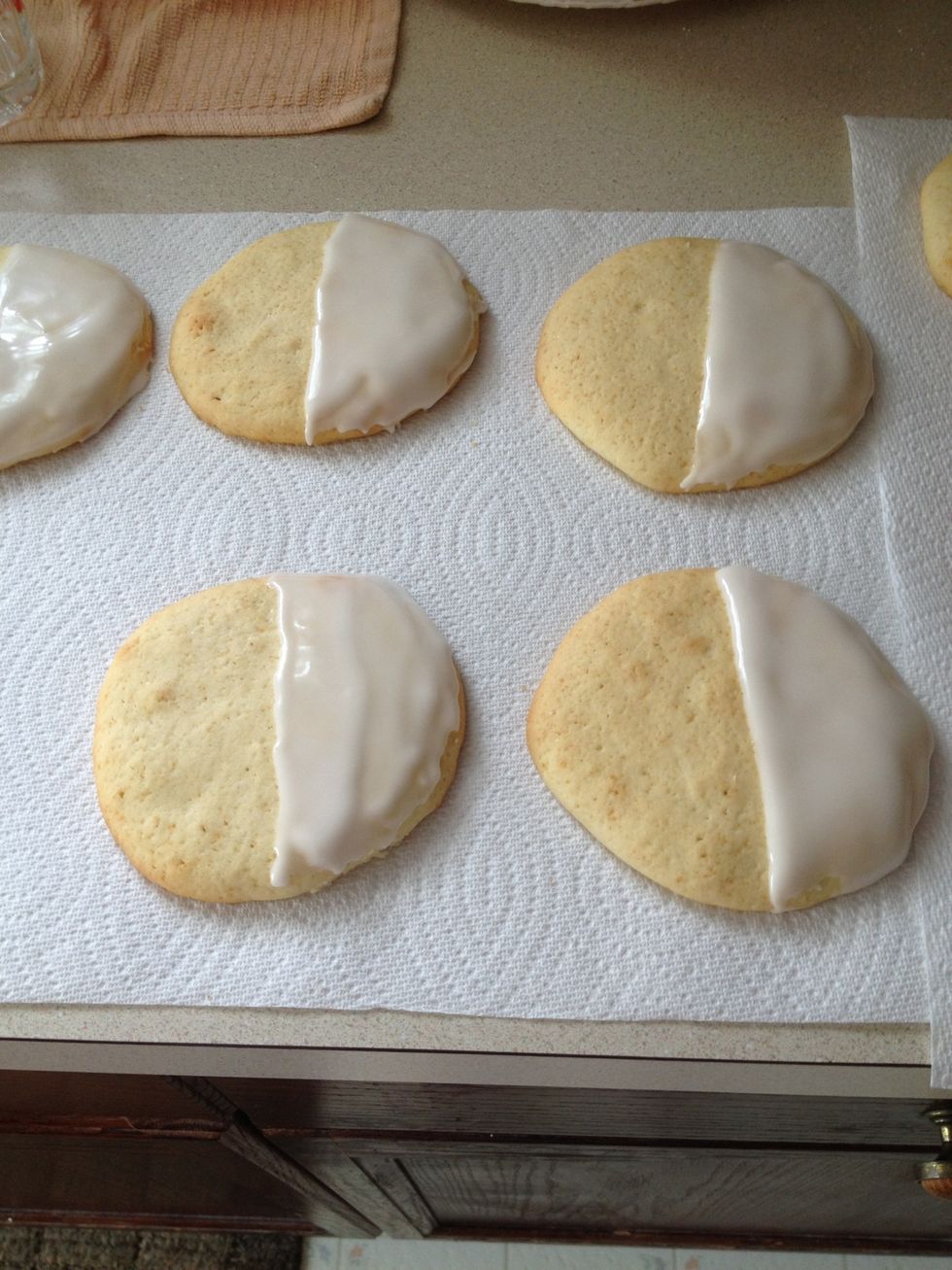 Fill in half of the cookie with the vanilla icing! Use the same technique with the chocolate icing