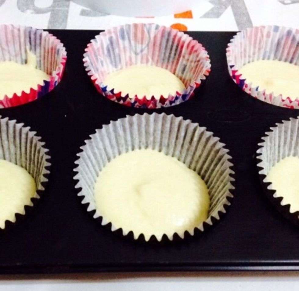 Fill in the baking cup with a little bit of dough (1/3).