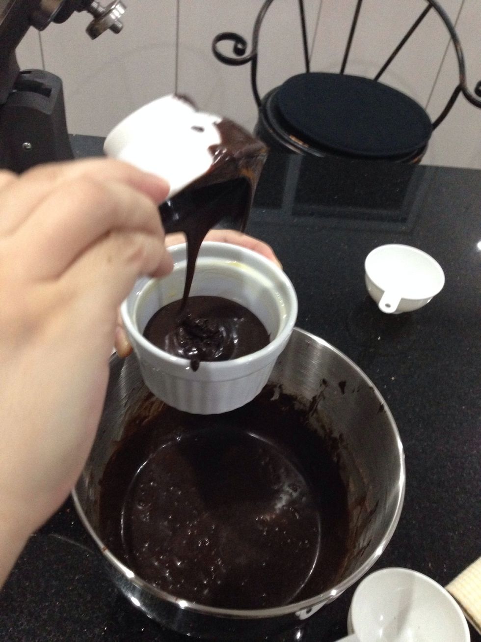 Fill in the batter into the ramekins (1/4)