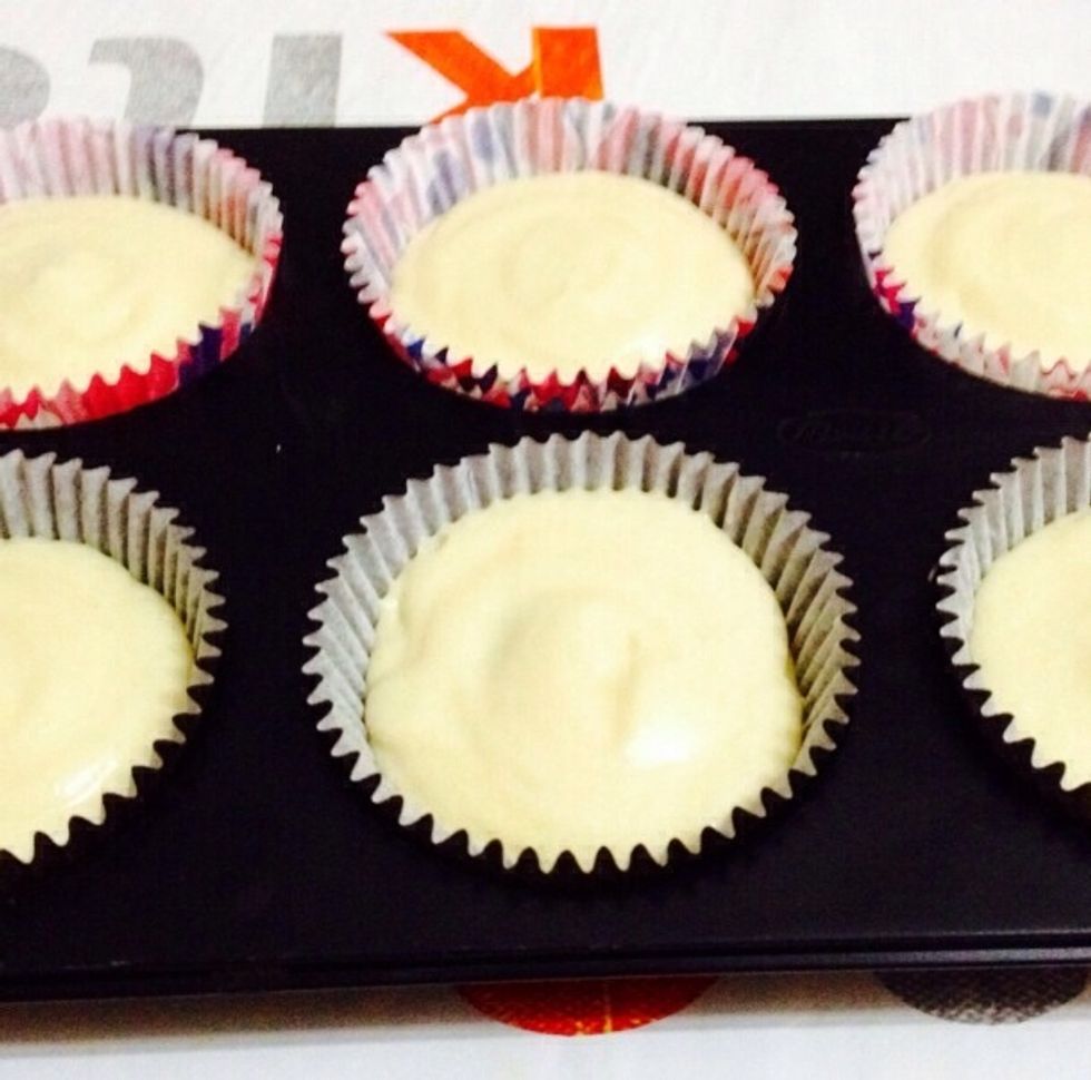 Fill in the rest of the baking cup, but leave a 1/3 of the recipient free to let the cake grow. Place in a preheated oven for 20 minutes and...