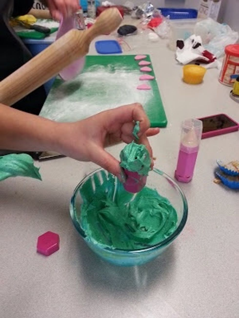 Fill one of the icing pens with the remainder of the icing.