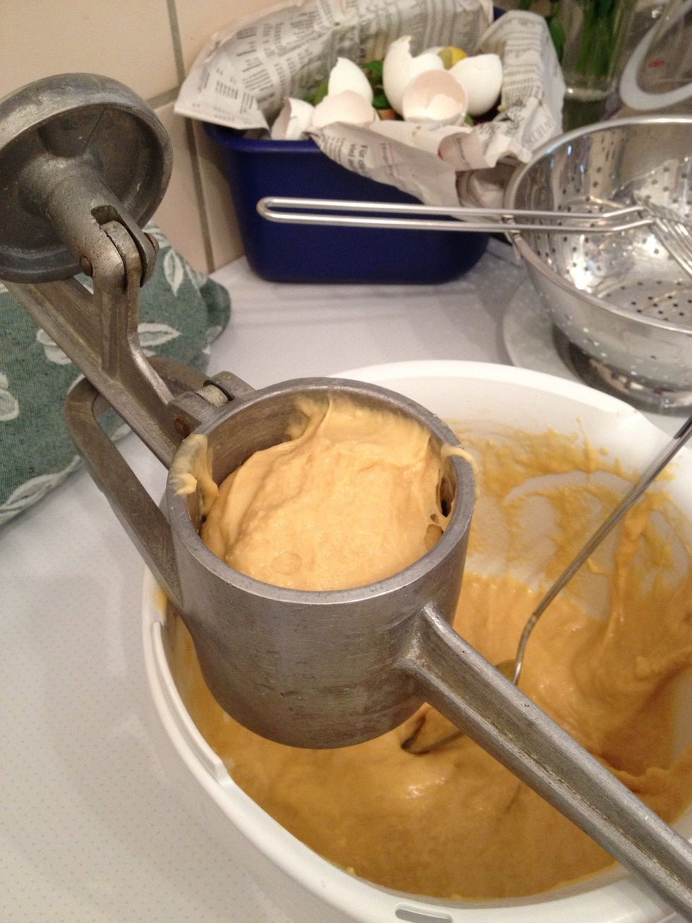 fill some dough in the "sp\u00e4tzlepresse"