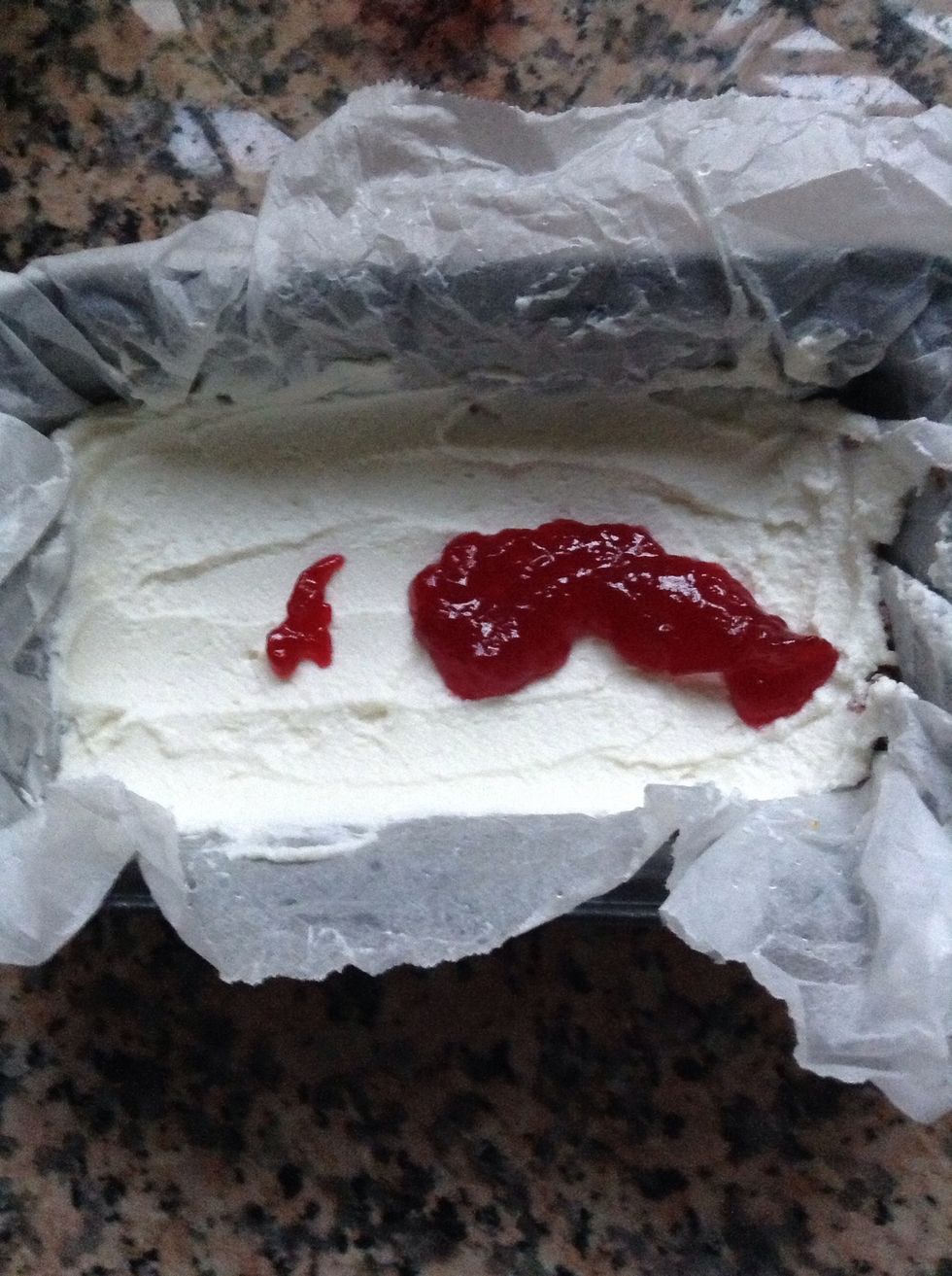 Fill the base of your cheesecake with the ricotta cream. Put some jam on the top.