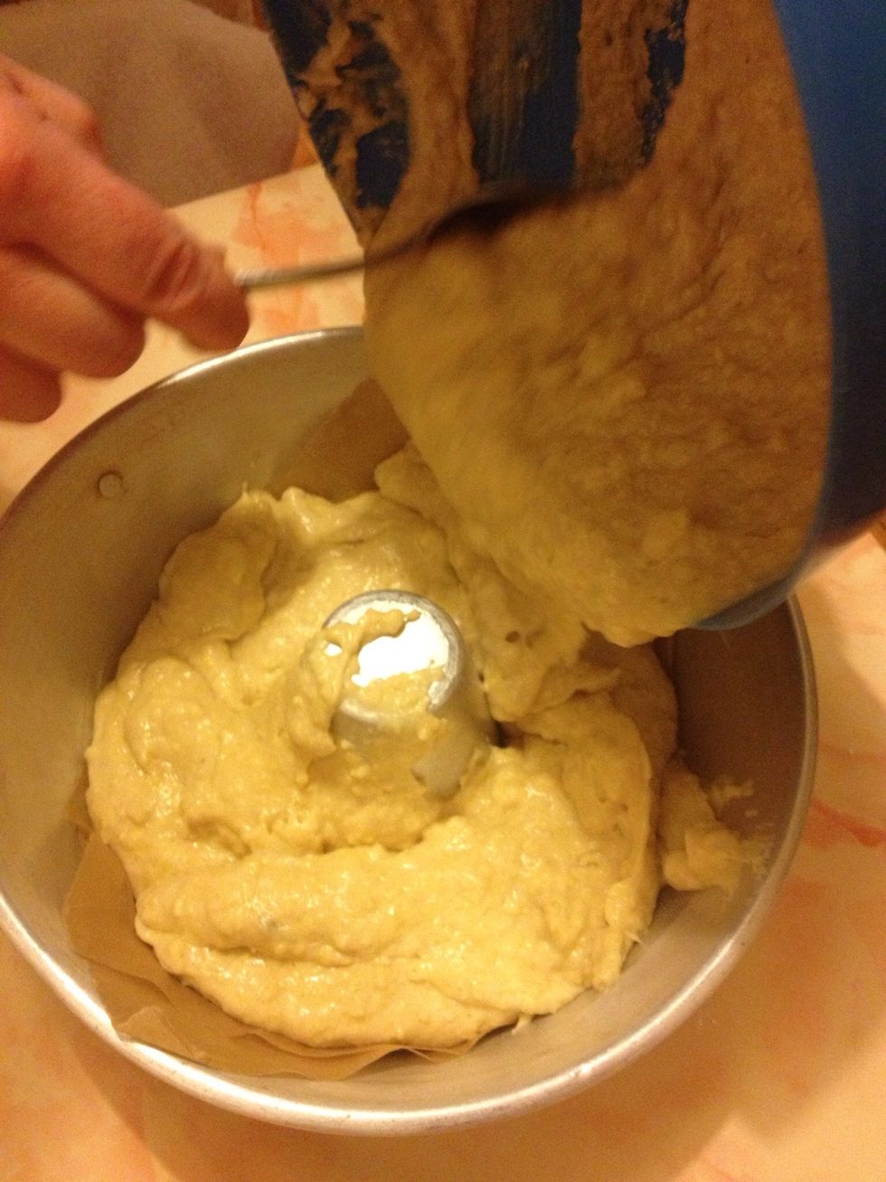 Fill the cake tin with the cake mixture.