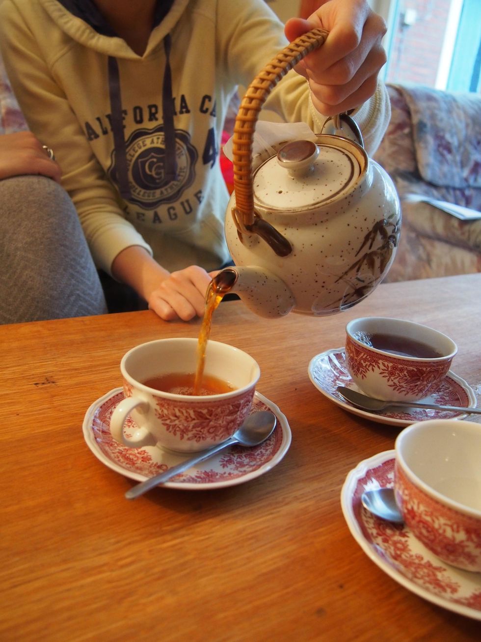 Fill the cups with sieved tea. Listen carefully; Kluntjes should crackle now ;)