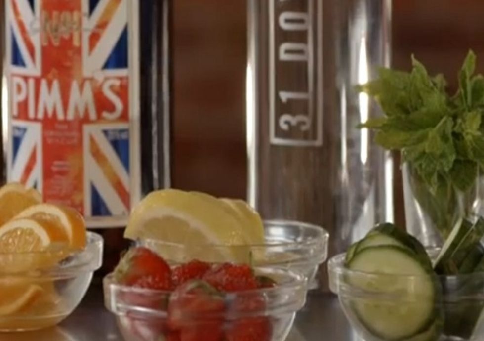 Fill the glass with the a slice of lemon, orange, cucumber and the strawberry. Now add more ice.