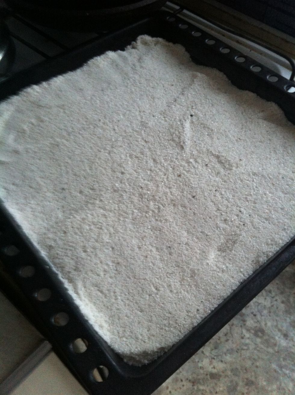 Fill the oven tray with salt and level it