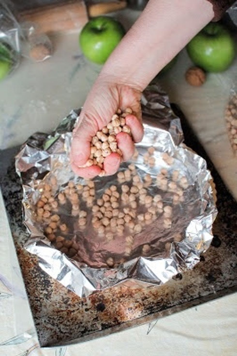 Fill the pie shell with dry raw rice, beans or pie weights. Back when I was baking the apple tart I used dried garbanzos, I used them again this time also.