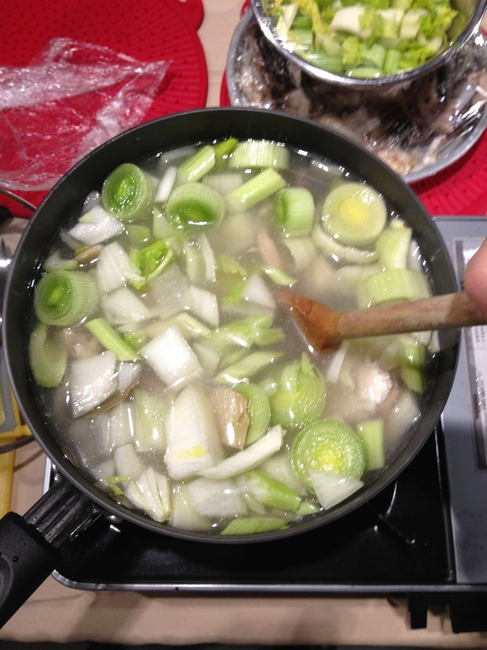 Fill the pot with water and stir with high heat