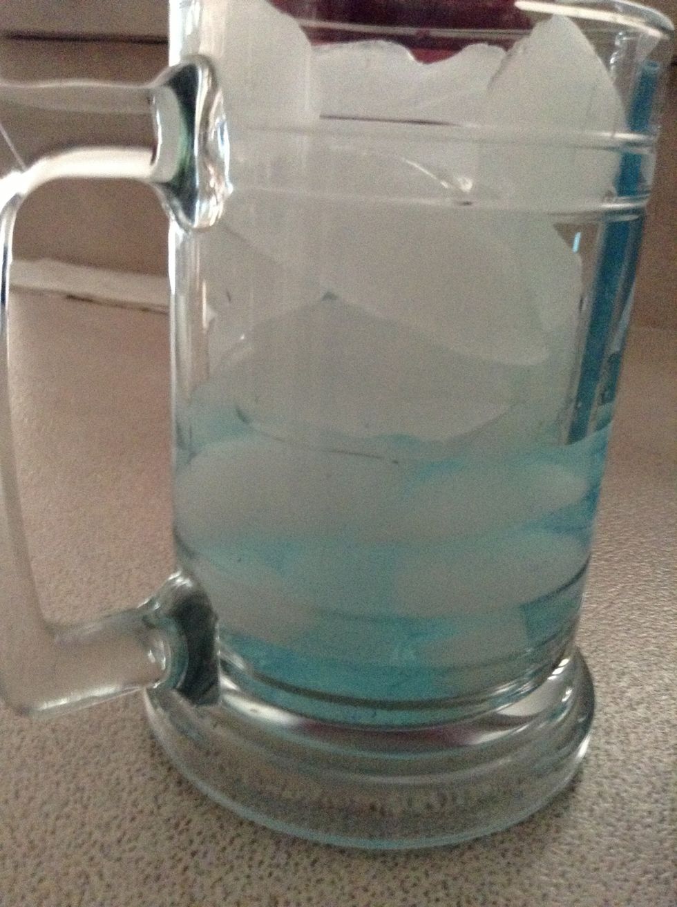 Fill the rest of the cup completely filled with ice