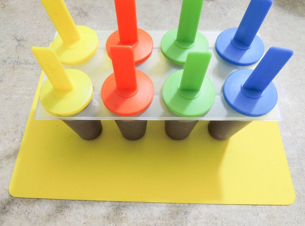 Fill up popsicle tray