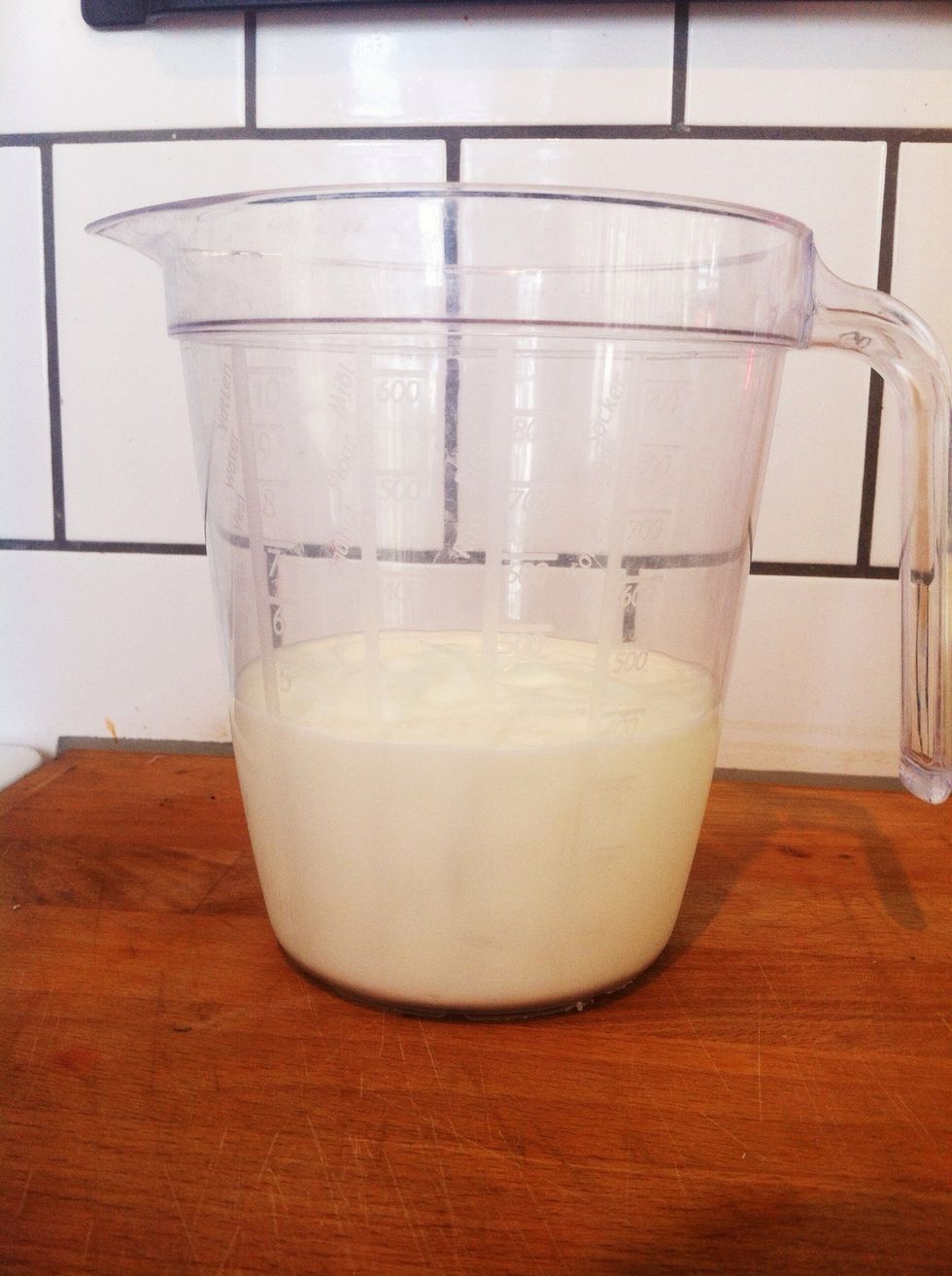 Fill upp your "bowl" with as much Yoghurt as you like (this will be about 2/3 of your final smoothie)