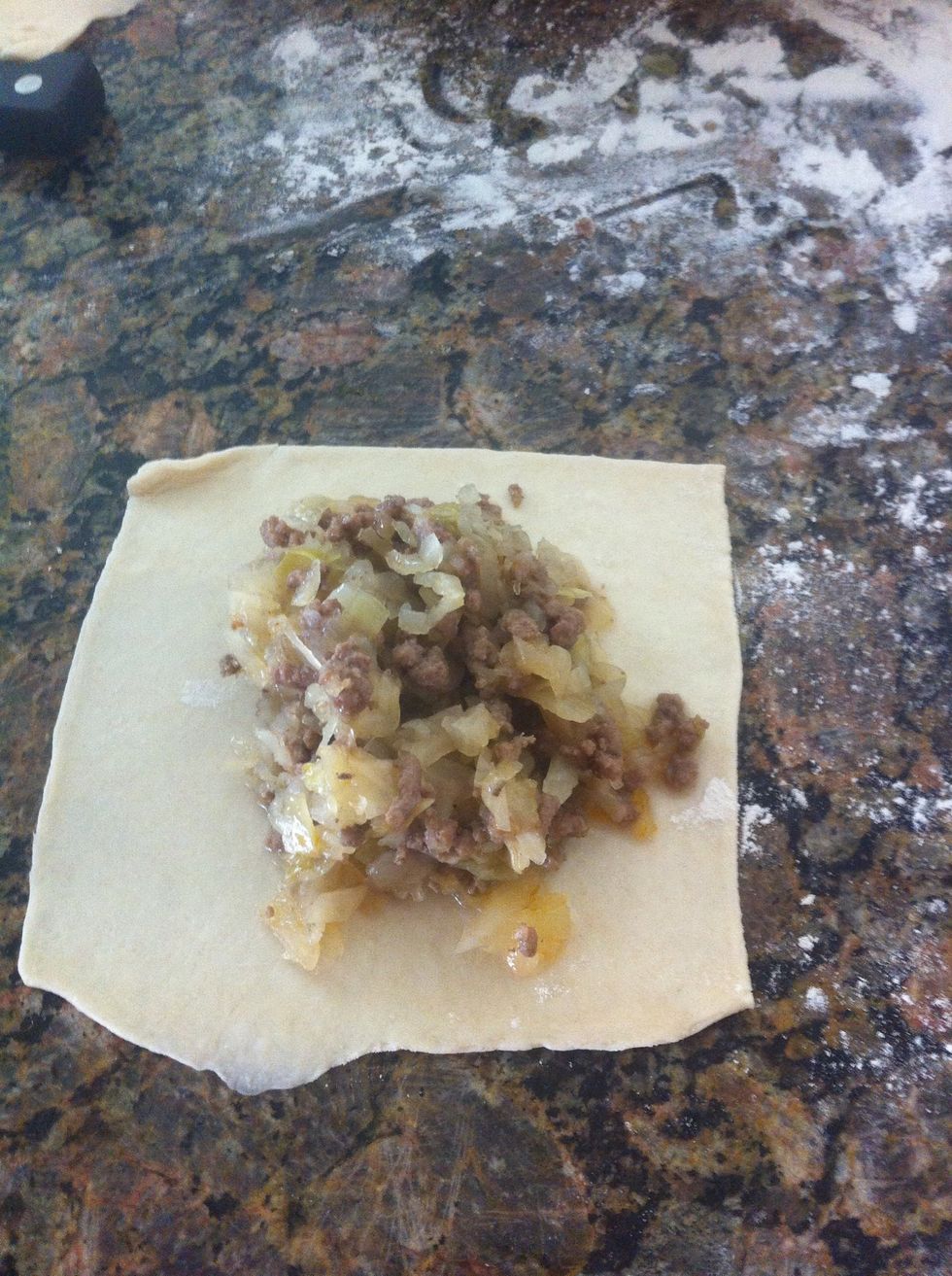 Fill with the stuffing. To close it, just bring the four corners to the center.