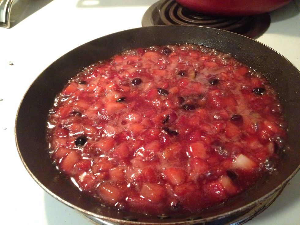 Filling: mix your filling until the berries are covered with the oil mixture and keep it on the heat until it thickens