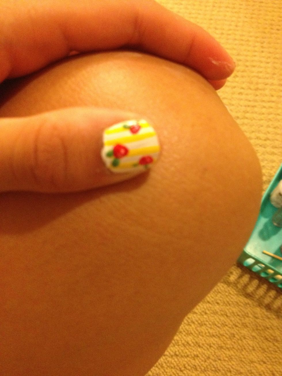 Final touches;) add green leaves for an extra color boost!