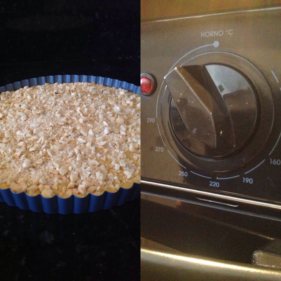 Finaliza con las avellanas esparcidas por encima de la mezcla y lleva al horno a 180C durante 45 min.