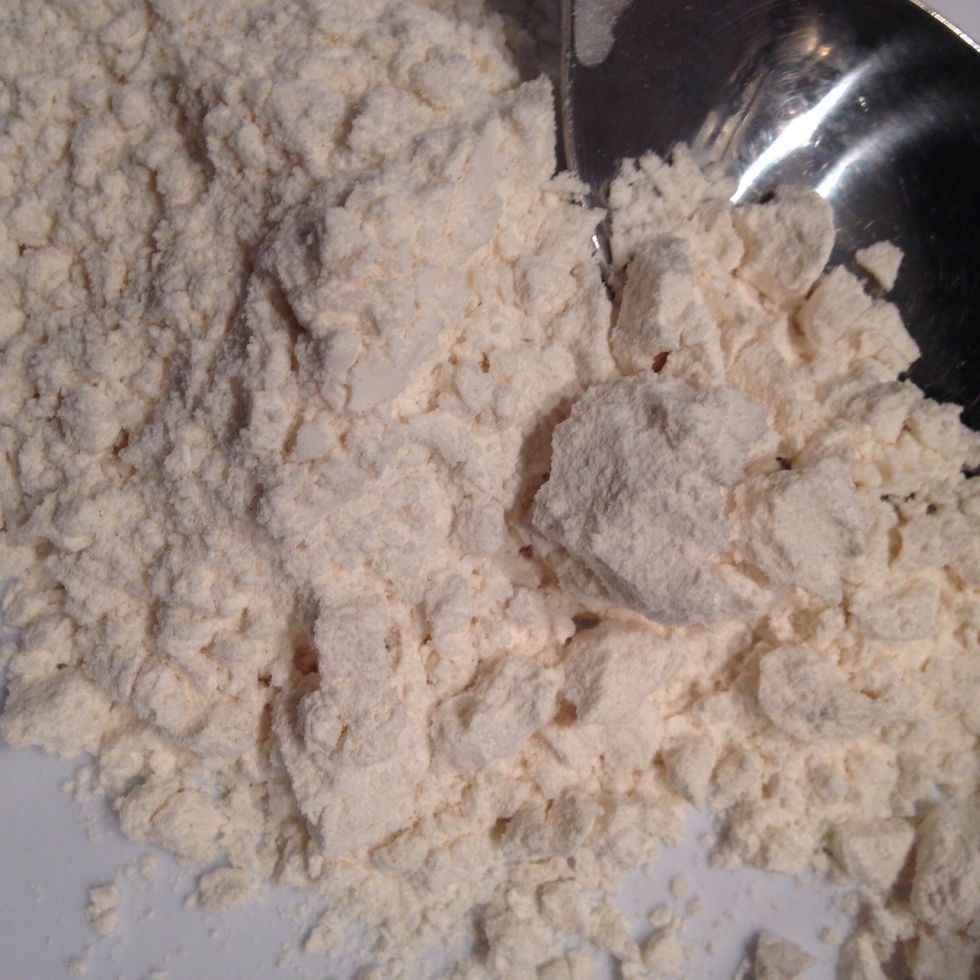 Finally add the flour, spoon by spoon. Help yourself with a sieve to avoid dollops. Mix energically with a wooden spoon
