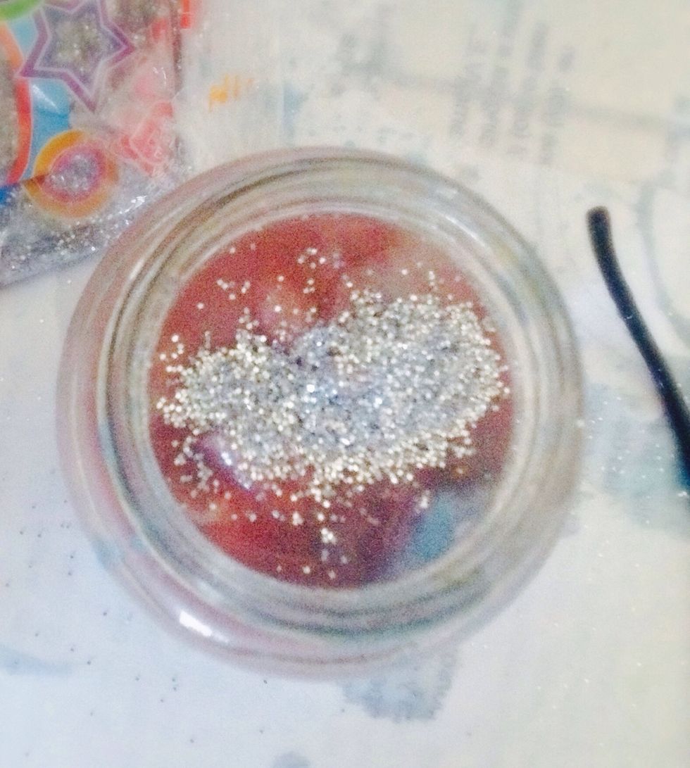 Finally add the glitter and shake it a little bit, be careful.