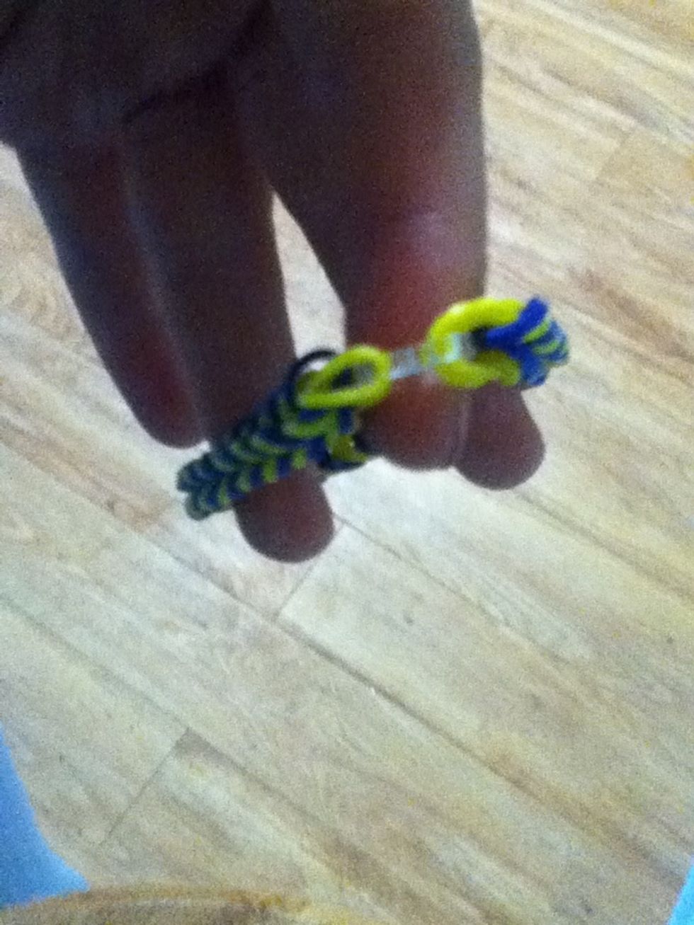Finally last step connect the ruberbands on the clip and enjoy your new loon fishtail bracelet!!!