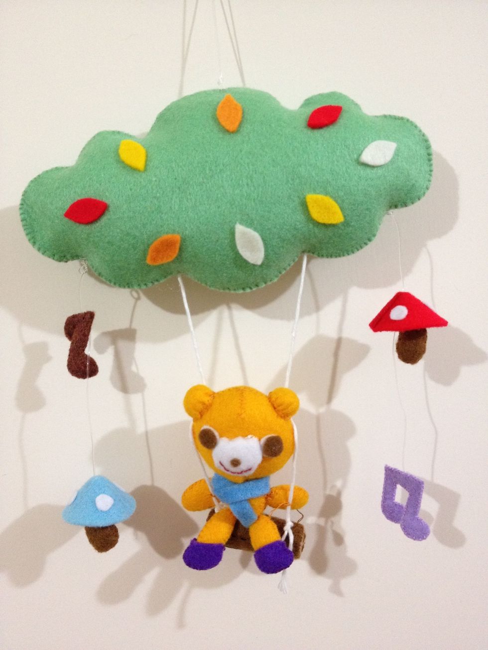 Finally, make the fishing lines pass through music notes from the top, with the help of a needle. And and make a small knot on the bottom of each accessory to fix their positions!