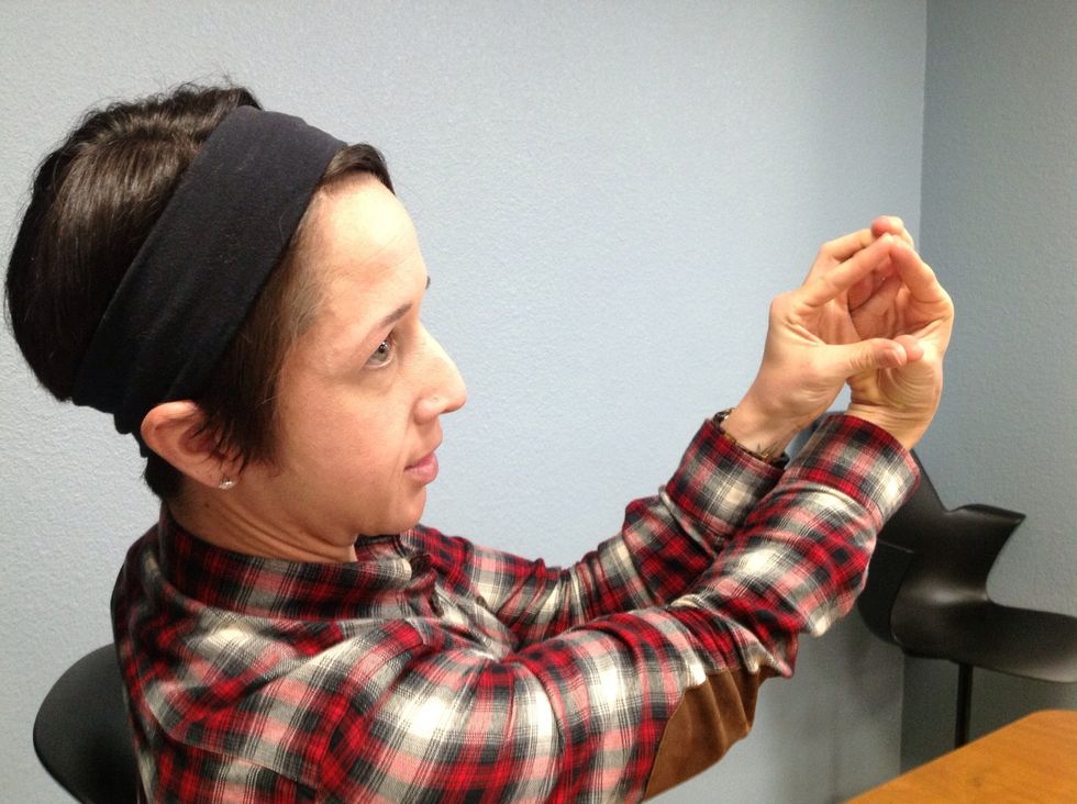 Finally, open and close the thumbs in the opposite direction of the rest of your fingers.