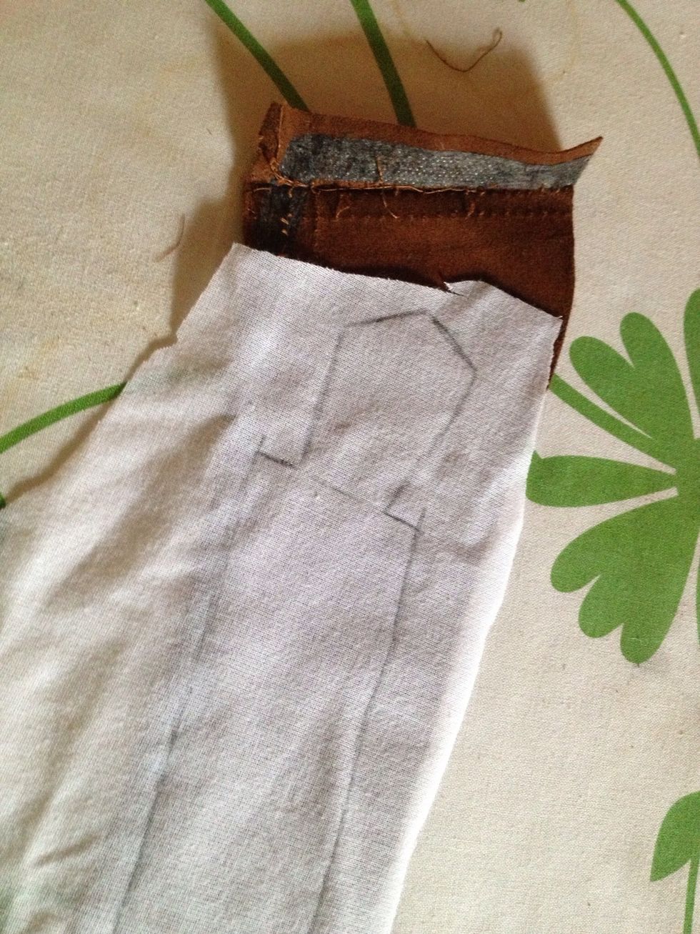 Finally the handles : I hand draw a design that I liked on the vlieseline and ironed it on to the suede.