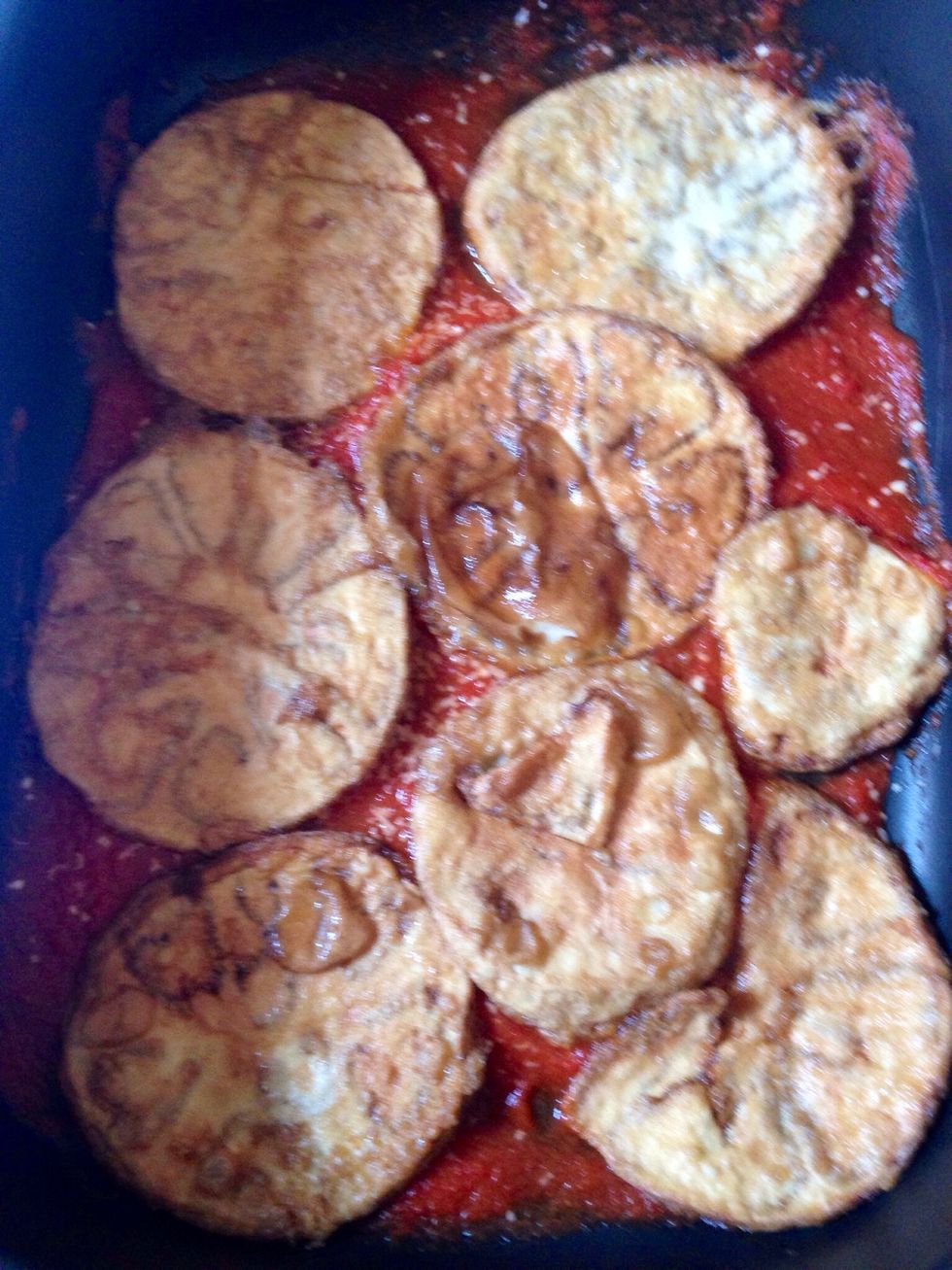 Finally we put all together: in a baking tin put some sauce with meatballs and add a layer of fried aubergines