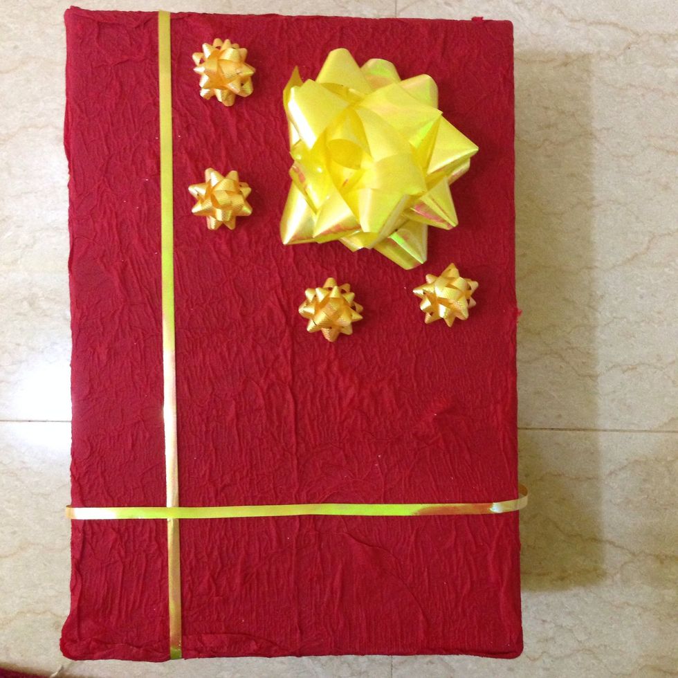 Finally, when the glue dry , we decorate the box with the flower decoration . \ud83c\udf3c\ud83c\udf3c