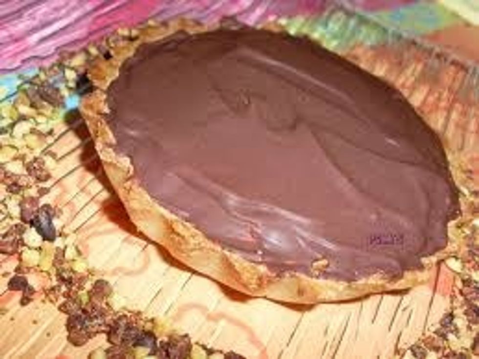 Finalment il faut fondre le chocolat et la cr\u00e8me et on doit les verser sur la tarte. Refroidir avant de la d\u00e9guster!