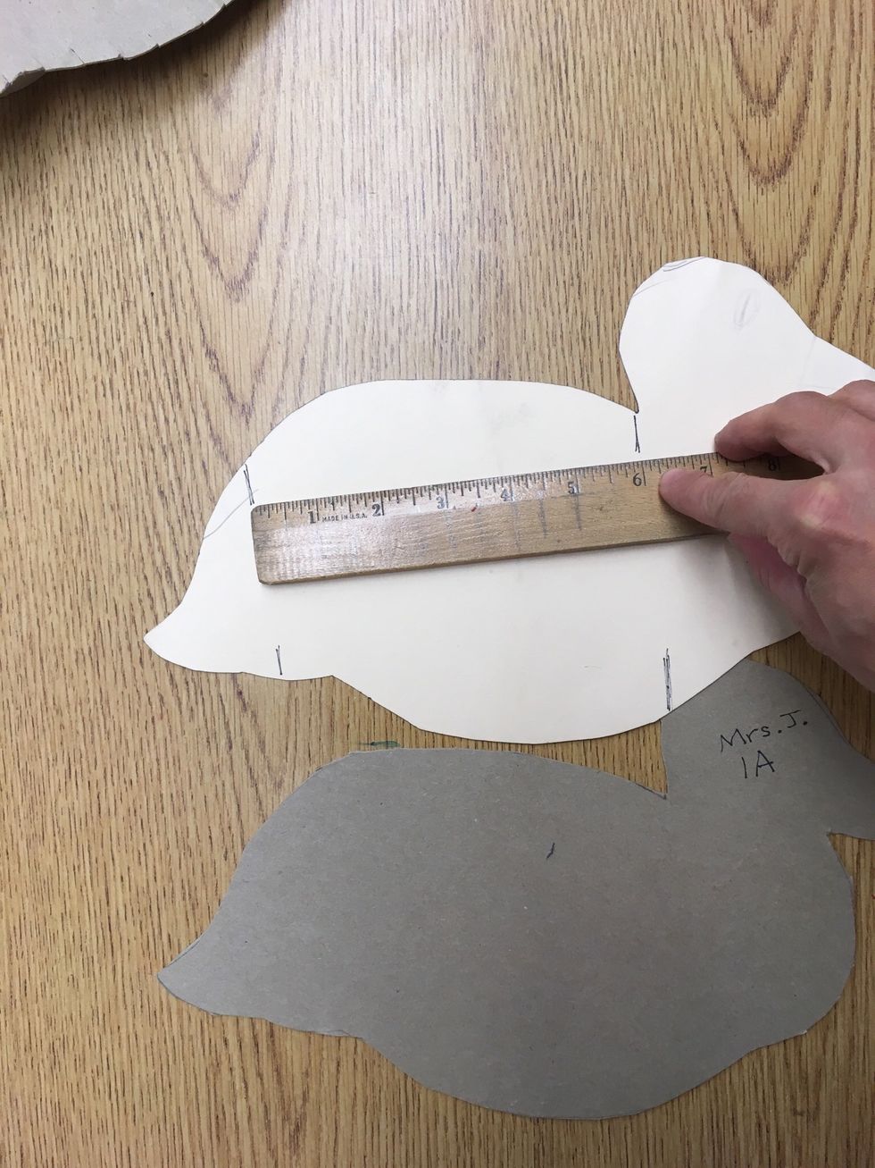 Find a beginning and ending point. The points are usually just on the body of the animal, not the tail, legs, and head. You can use the marks on the tracers as a guide. This duck is 6 inches.