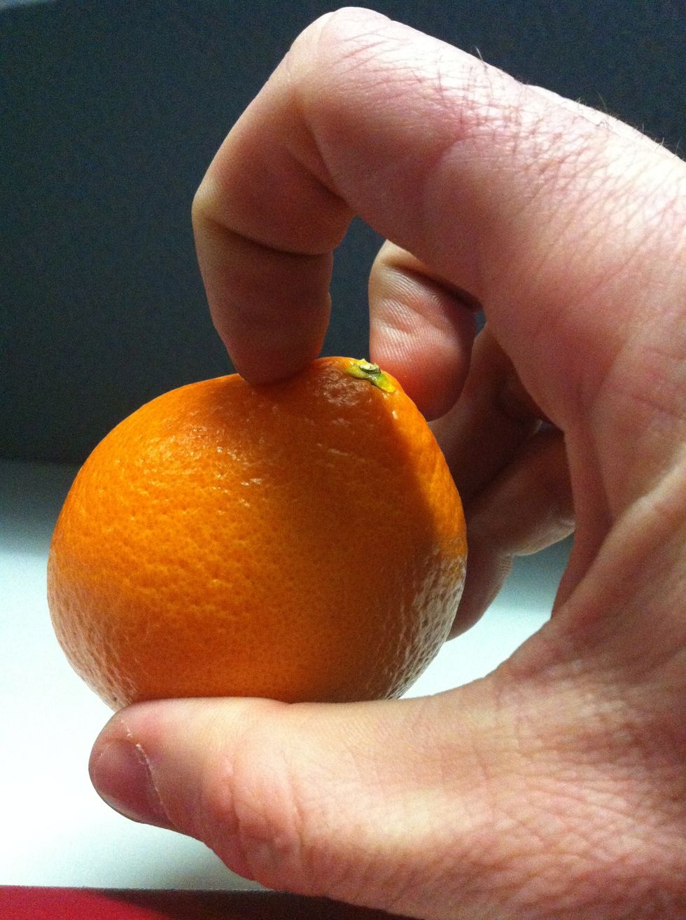 Find a suitable spot for easy penetration into the rind. I have selected the navel