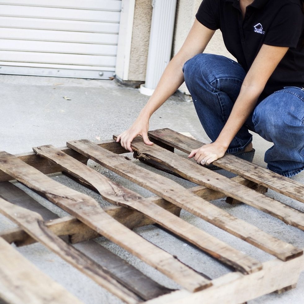 Find a wood pallet that features straight edges. Wood that's slightly aged (or at least looks like it) can add a distinctly original style.